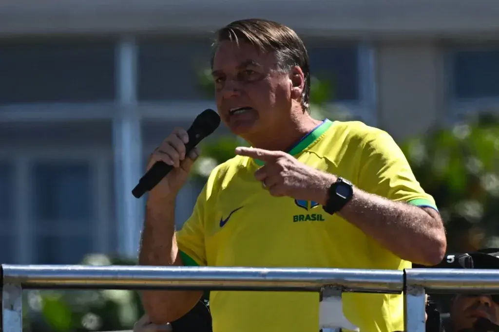 Jair Bolsonaro cancela agendas e ficará em repouso por um mês após ordem médica