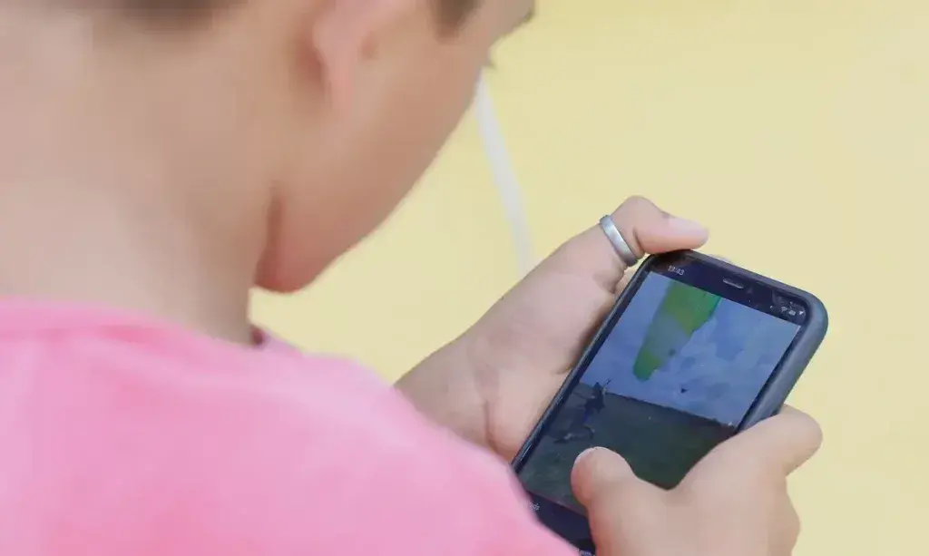Câmara analisa projeto para regular uso de celulares nas escolas
