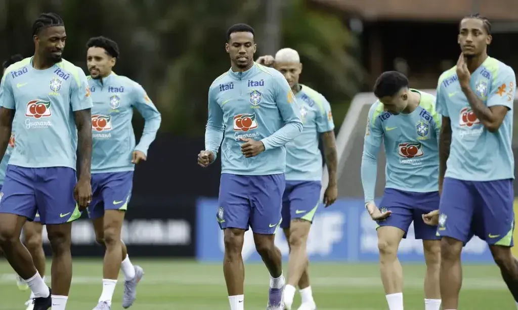Seleção treina com elenco completo para jogo contra o Chile