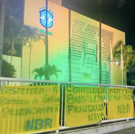Membros da Núcleo BR ergueram faixas com críticas à confederação após a derrota diante da Noruega