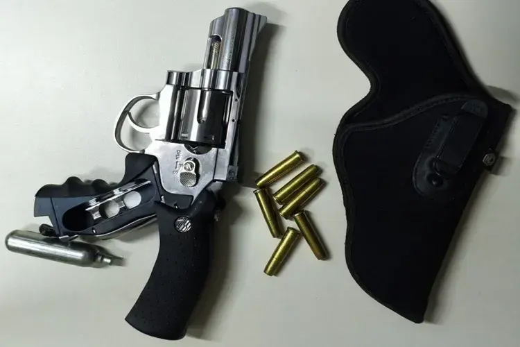 Falso policial é detido com arma de pressão durante festa em Carinhanha