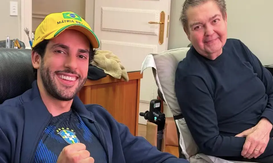 Faustão torce pelo Brasil ao lado do genro e celebra vitória