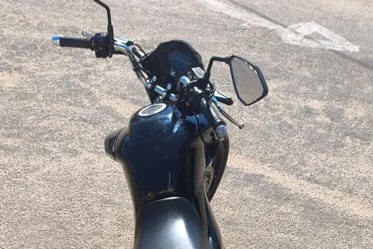 Moto com restrição é apreendida no centro da cidade de Urandi
