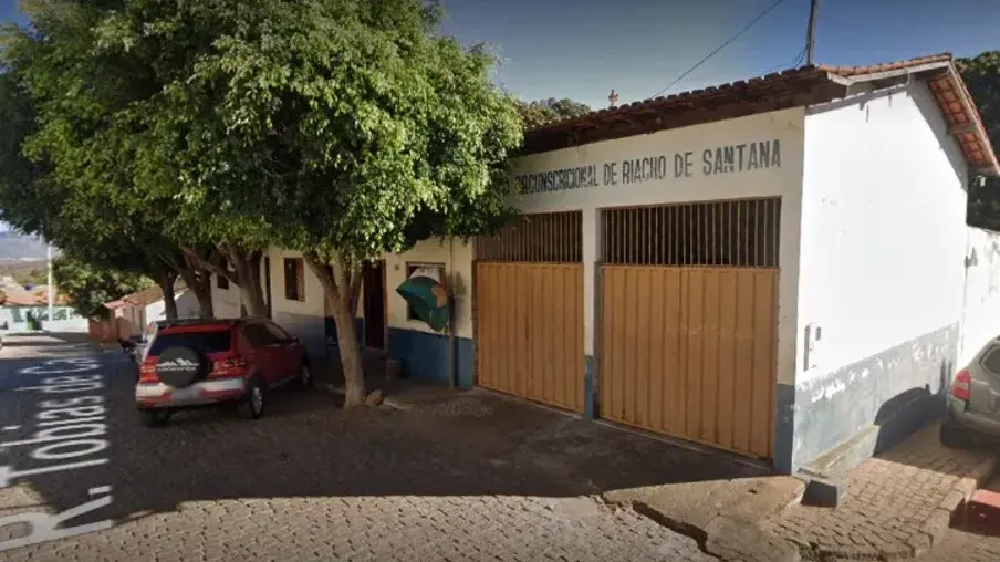 Vice-diretor de escola na Bahia é preso suspeito de oferecer bebidas alcoólicas para alunas em troca de sexo