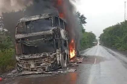 Susto na Viagem | ônibus que saiu de São Paulo e passaria por Vitória da Conquista pega fogo