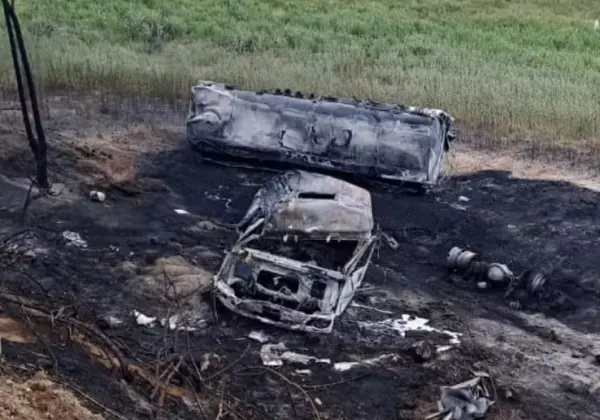 Motorista fica ferido após caminhão cair em ribanceira e pegar fogo no interior da Bahia; veículo ficou destruído