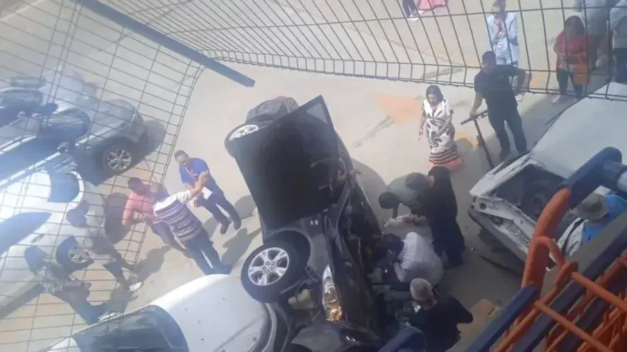 Mulher fica ferida após carro despencar de estacionamento em supermercado