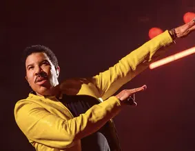 Além de tranquilizar o público, Lionel Richie celebrou os shows realizados em Pittsburgh e Detroit. O cantor aliás demonstrou entusiasmo para o próximo compromisso da turnê, marcado para Toronto