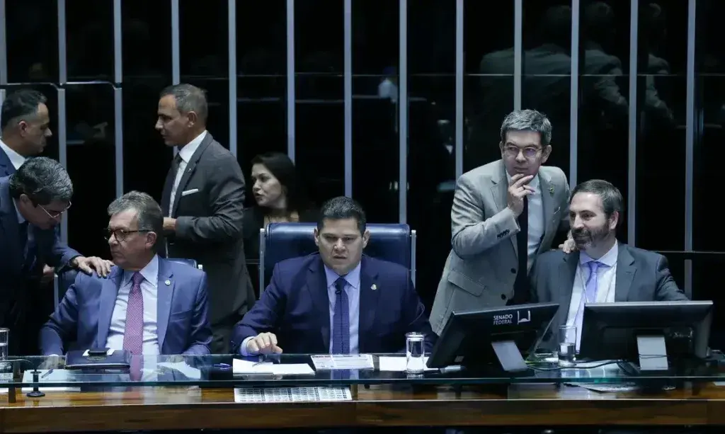 Senado aprova projeto que isenta IR de quem recebe até R$5 mil por mês