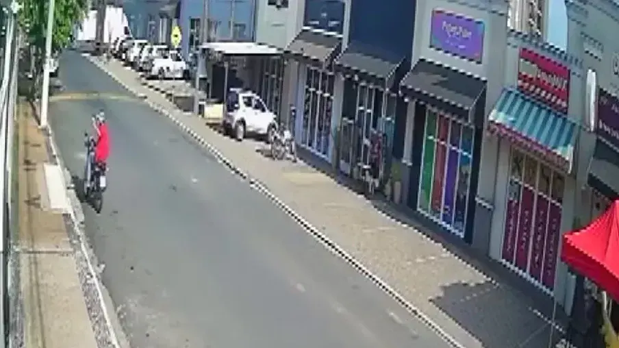 Motociclista bate em poste enquanto se filmava e morre após 8 dias internado