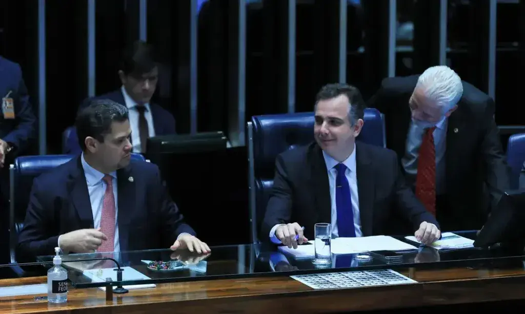 Senado aprova projeto que restringe uso de celular em sala de aula
