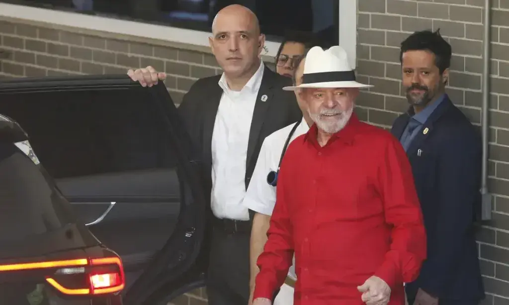 Lula chega a Brasília e se prepara para balanço com ministros