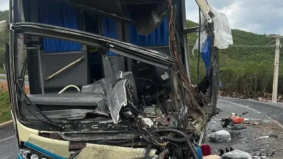 Acidente na BA-245 deixa mulher morta e feridos