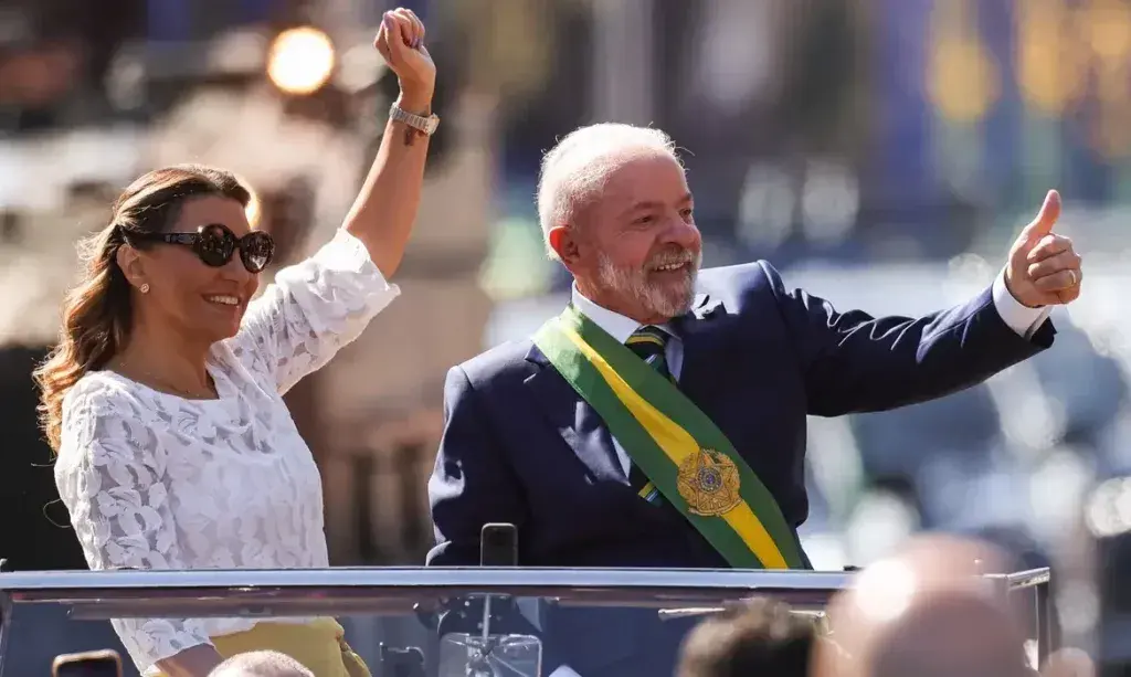 7 de setembro: Lula desfila em carro aberto ao lado de Janja
