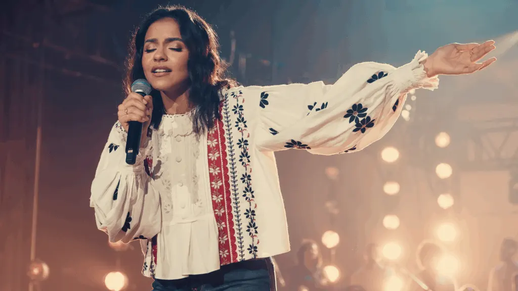 Nova música de Julia Vitória une composição inédita a hino marcante da Harpa Cristã
