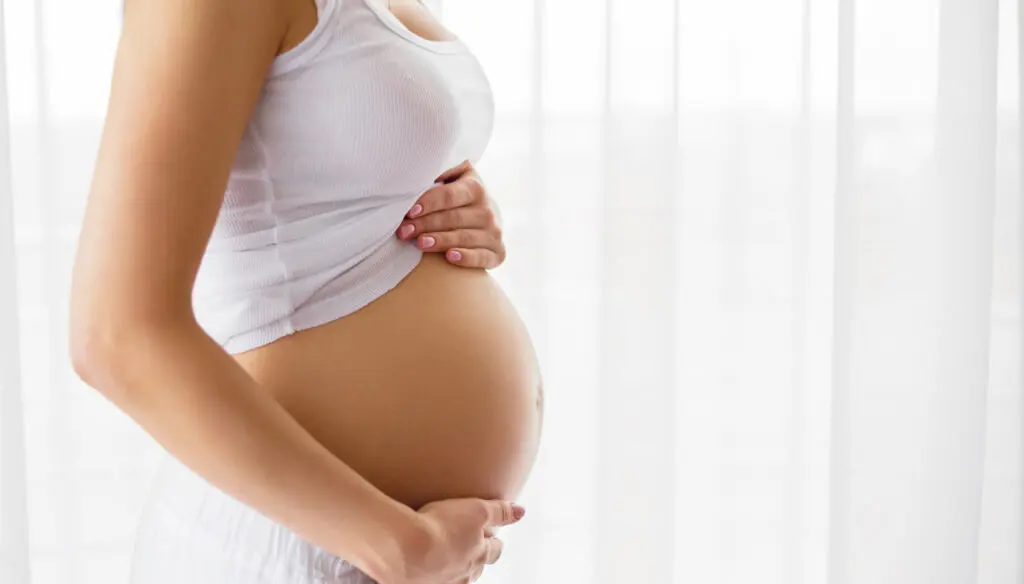 Em caso inédito, mulher com câncer ginecológico muda útero de lugar e engravida